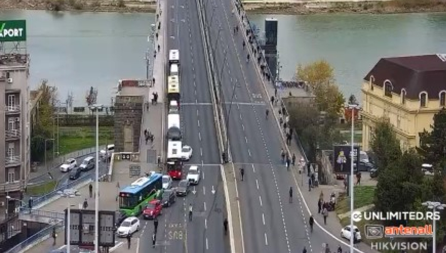 Opozicija maltretira građane; Blokirali Brankov most, priveden Savo Manojlović koji je pravio cirkus VIDEO