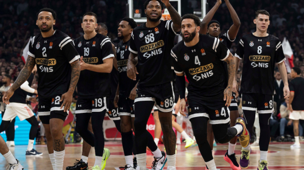 Strahovito zakucavanje Ajzee Majka! VIDEO