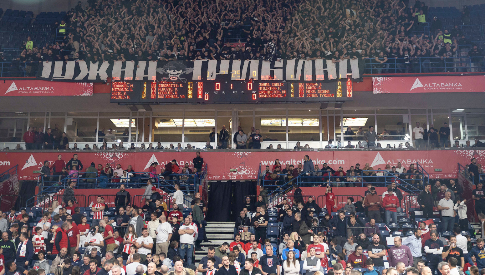 Čarke na poluvremenu – "grobari" kokicama na "delije" VIDEO