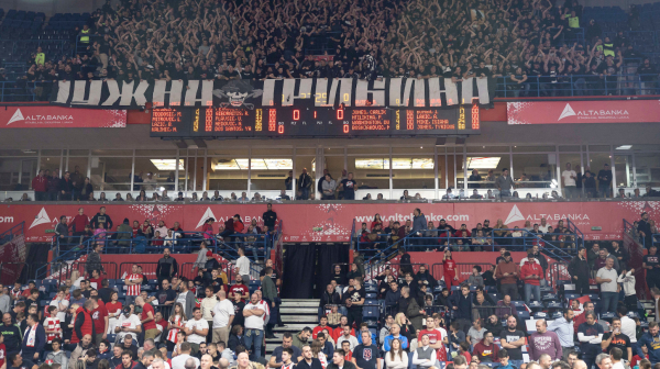 Čarke na poluvremenu – "grobari" kokicama na "delije" VIDEO