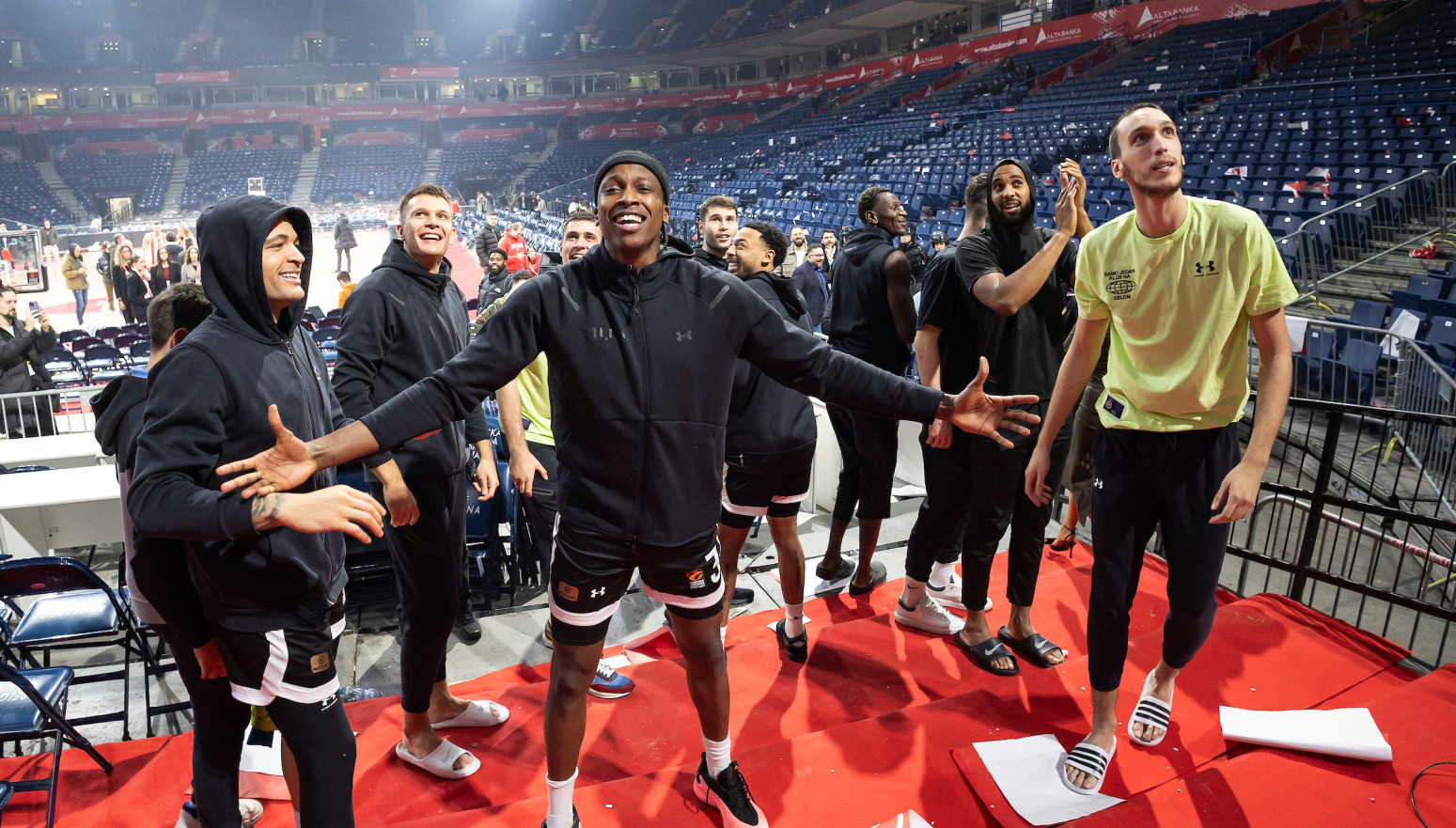 "Grobari" presreli autobus sa igračima – žurka na ulici VIDEO