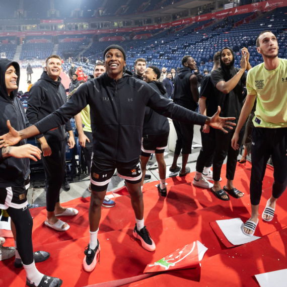 "Grobari" presreli autobus sa igračima – žurka na ulici VIDEO