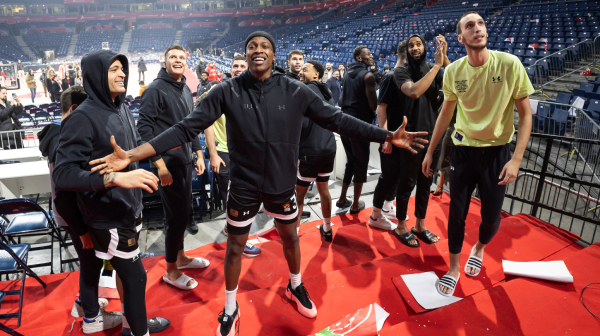 "Grobari" presreli autobus sa igračima – žurka na ulici VIDEO