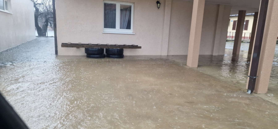 Snažno nevreme u Crnoj Gori: Preti potop; Vetar obara objekte i nosi krovove FOTO