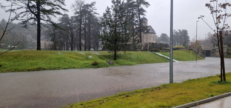 Snažno nevreme u Crnoj Gori: Preti potop; Vetar obara objekte i nosi krovove FOTO