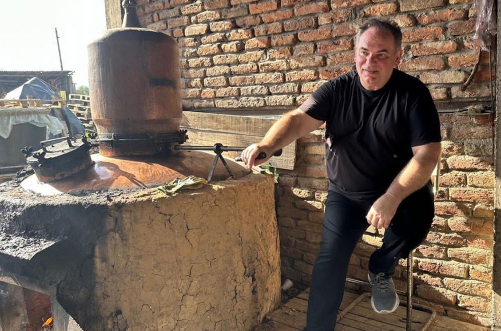 Na obroncima Majevice omiljeni balkanski ritual — pečenje rakije FOTO