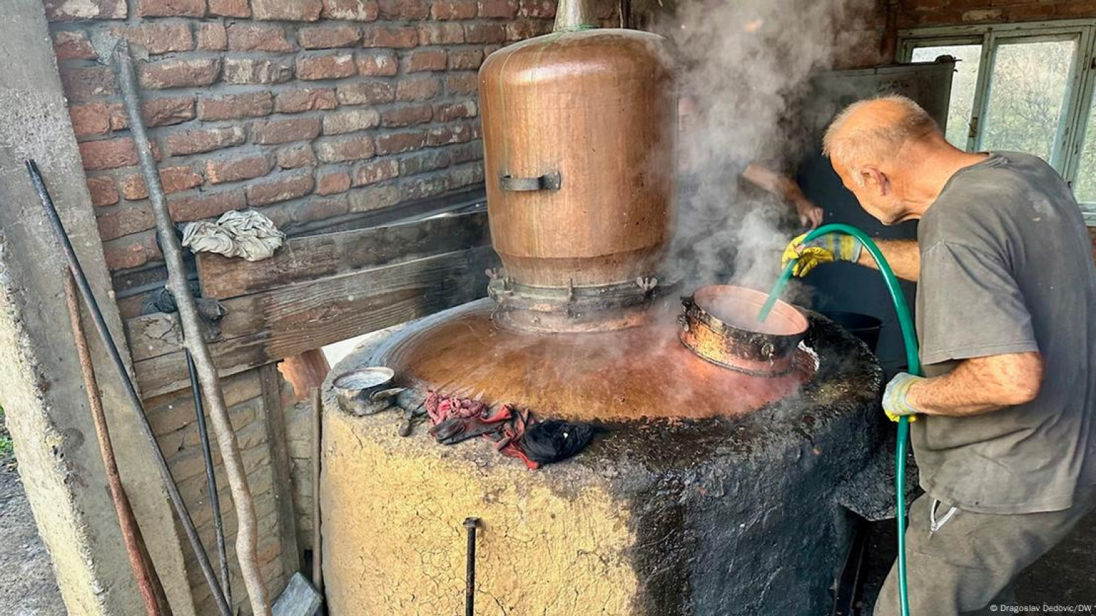Na obroncima Majevice omiljeni balkanski ritual — pečenje rakije FOTO