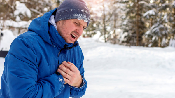 Ovi alarmantni znakovi srčanog udara se često javljaju zimi: Obratite pažnju
