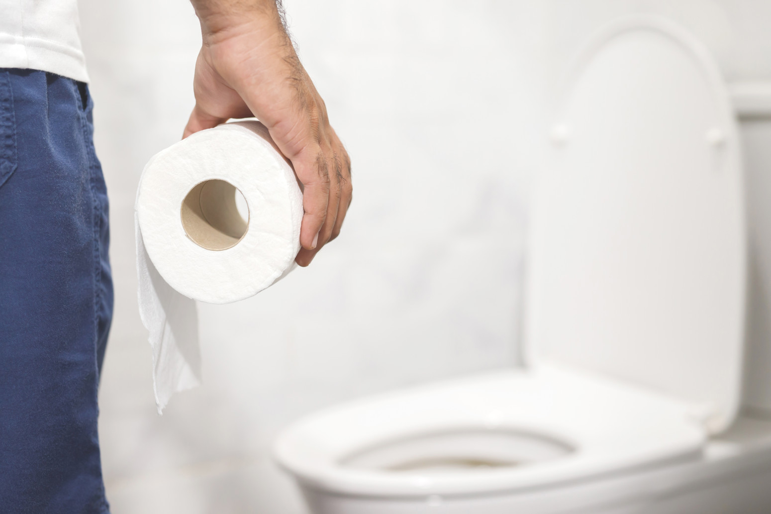 Satima sedite na WC šolji?  Lekar upozorava na ozbiljne posledice po zdravlje