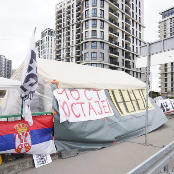 Antisrpska opozicija razapela šator na Savskom mostu, ali šator ostao prazan VIDEO