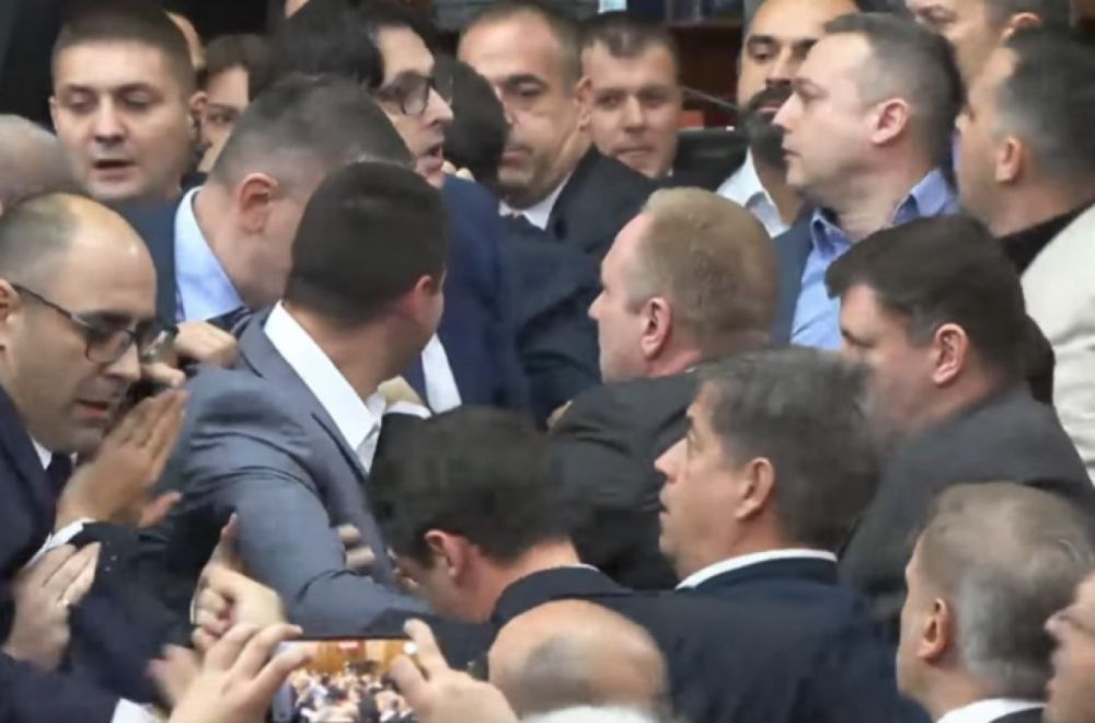 Opozicija odbila da prisustvuje minutu ćutanja; Priznali da su odgovorni za nasilje, a okrivili vlast VIDEO