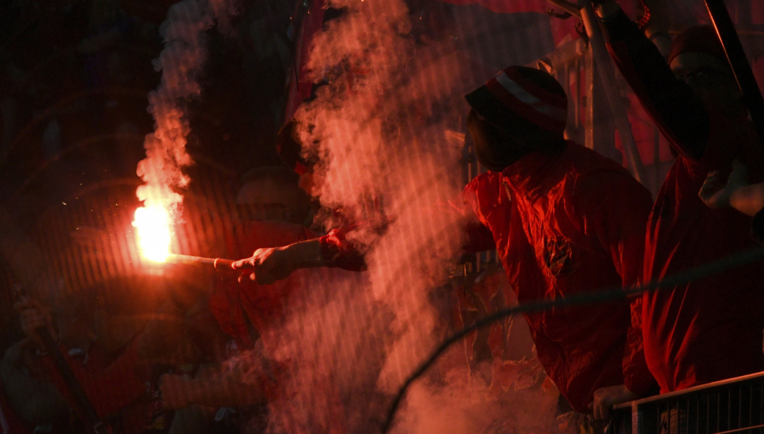 "Paklen" doček šampionima sa Cetinja – klicalo se Srbiji, potezale staklene flaše VIDEO