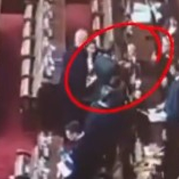 The opposition caused chaos in the Parliament: They tore out the microphones to stop the increase of pensions