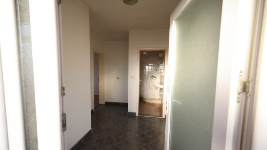 Nisu sami u nevolji: Majci šestoro dece izgorela kuća; Grad im obezbedio smeštaj FOTO