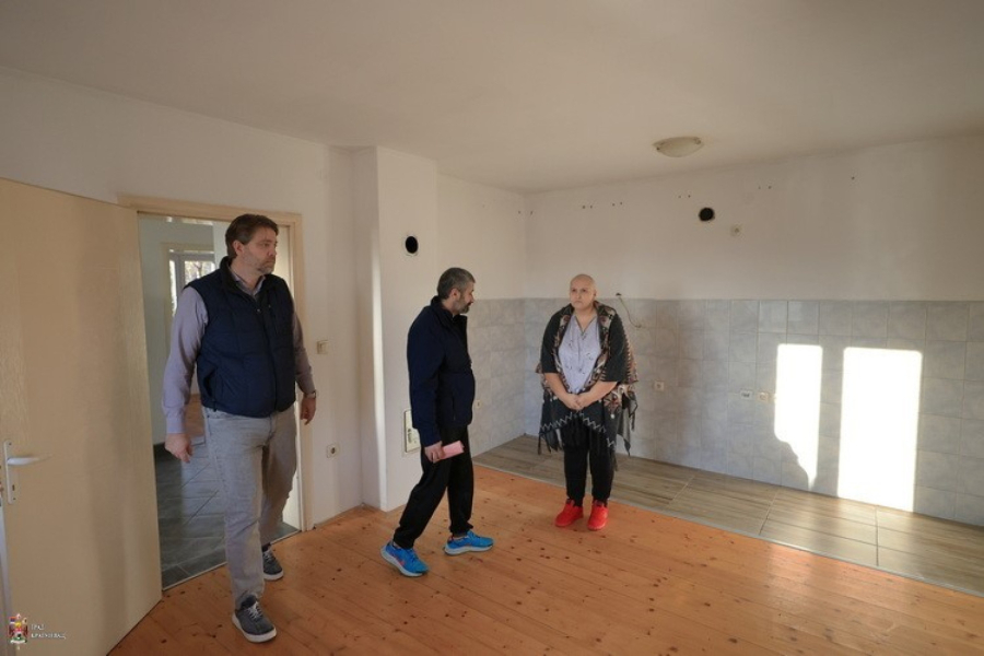 Nisu sami u nevolji: Majci šestoro dece izgorela kuća; Grad im obezbedio smeštaj FOTO