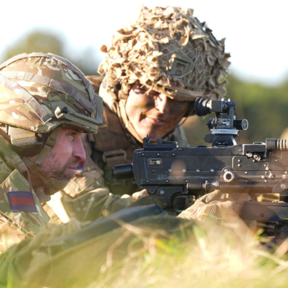 Princ Vilijam pucao iz snajpera u vojničkoj uniformi FOTO