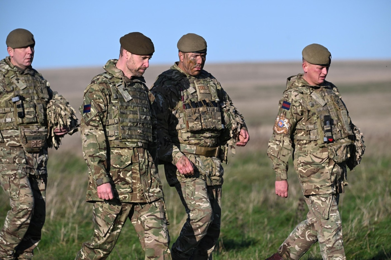 Princ Vilijam pucao iz snajpera u vojničkoj uniformi FOTO