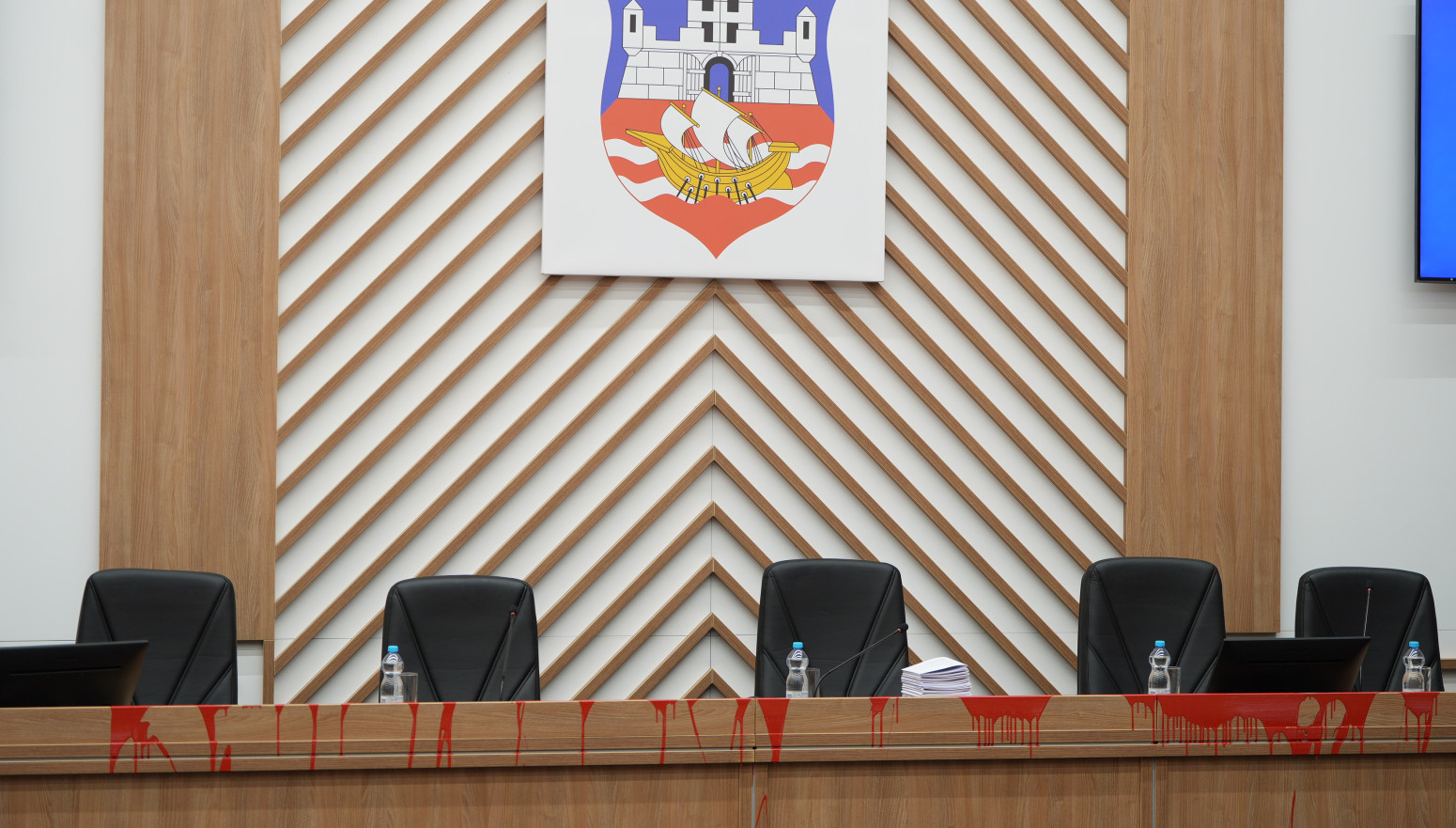 Vrhunac divljaštva i uništavanje imovine Grada: Pogledajte kako opozicija prosipa farbu na govornicu VIDEO