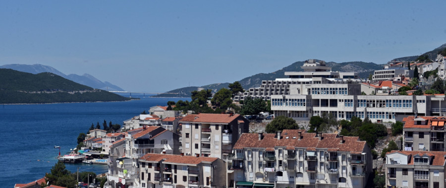 Najjeftinije mesto na Jadranu: Espreso 240 dinara, porcija od 10 ćevapa oko 700 dinara