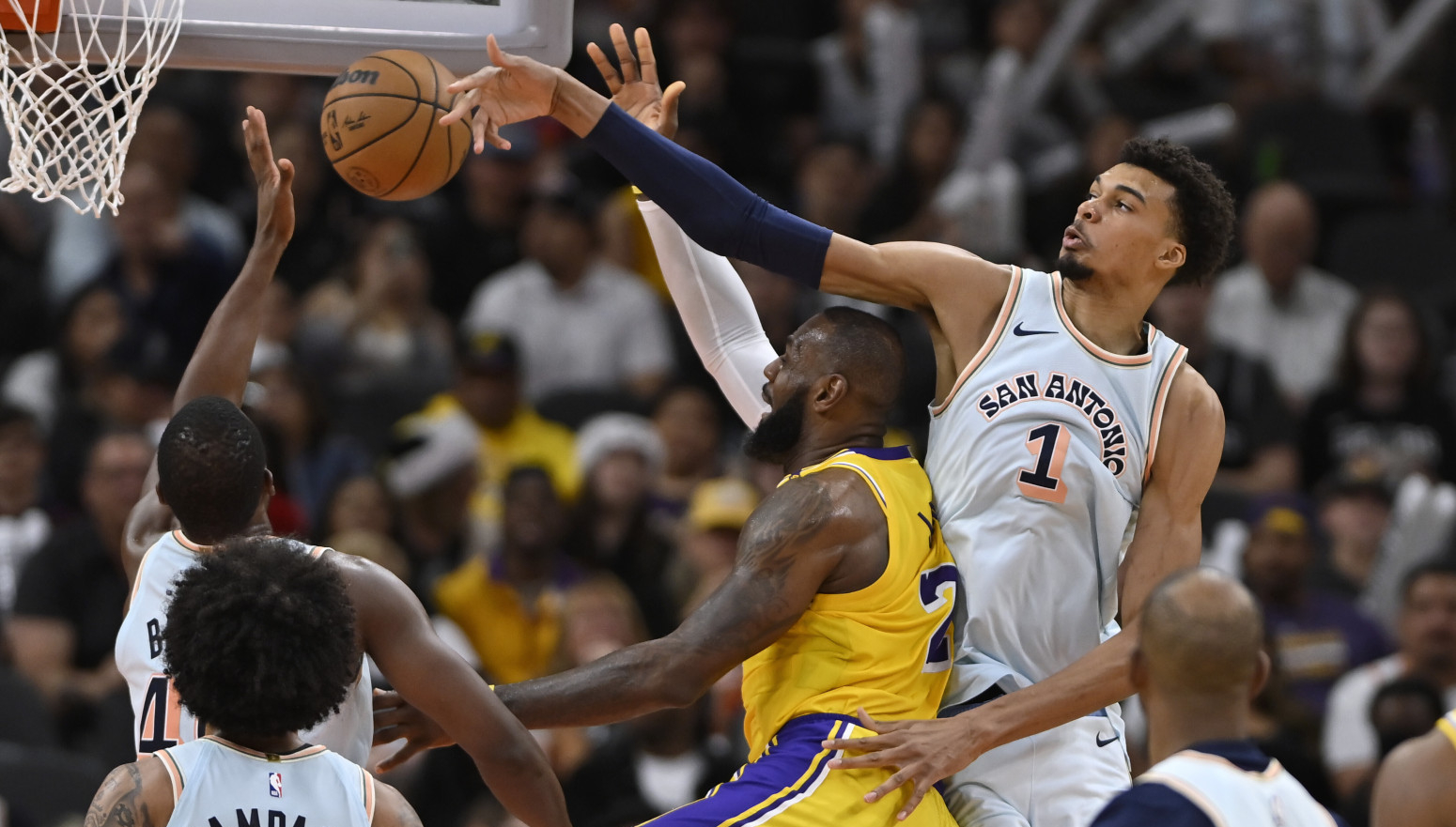 Rajaković "zgazio" Pelikane, tripl-dabl Lebrona, SGA u MVP modu VIDEO