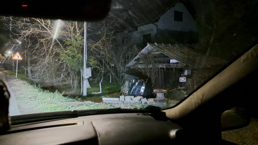 Saobraćajna nezgoda kod Čačka: Automobil uleteo u dvorište kuće i prevrnuo se FOTO