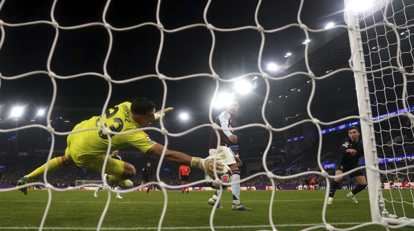 Emilijanov brzi refleks i milimetri – ovo nije gol VIDEO