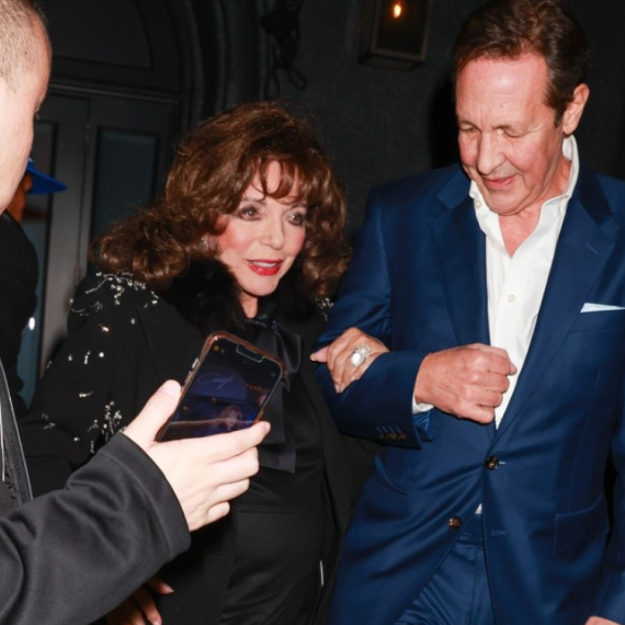 Starija je od njega 32 godine i emocije ne skrivaju: Slavna glumica u retkom izlasku sa mužem FOTO