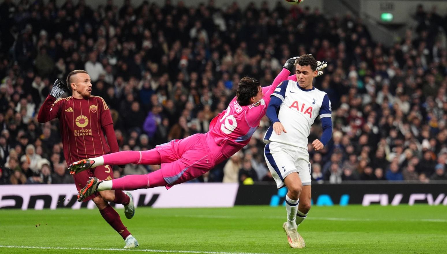 Svilar spasavao Romu – Totenhem frapiran u nadoknadi!