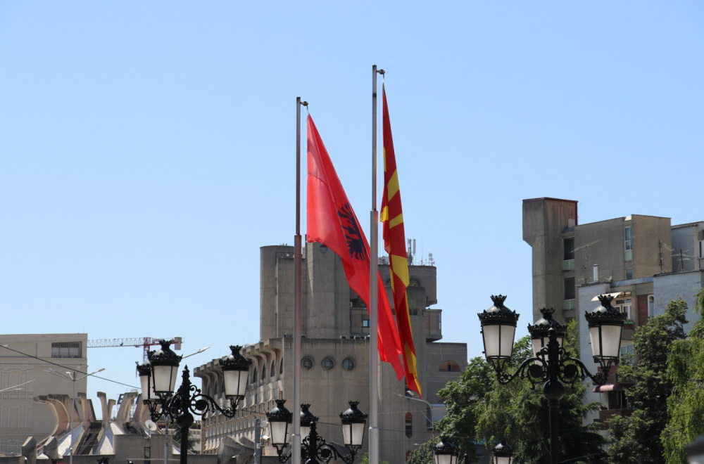 Hapšenje zbog paljenja makedonske zastave: Dan zastave obeležen uz rafalnu paljbu VIDEO