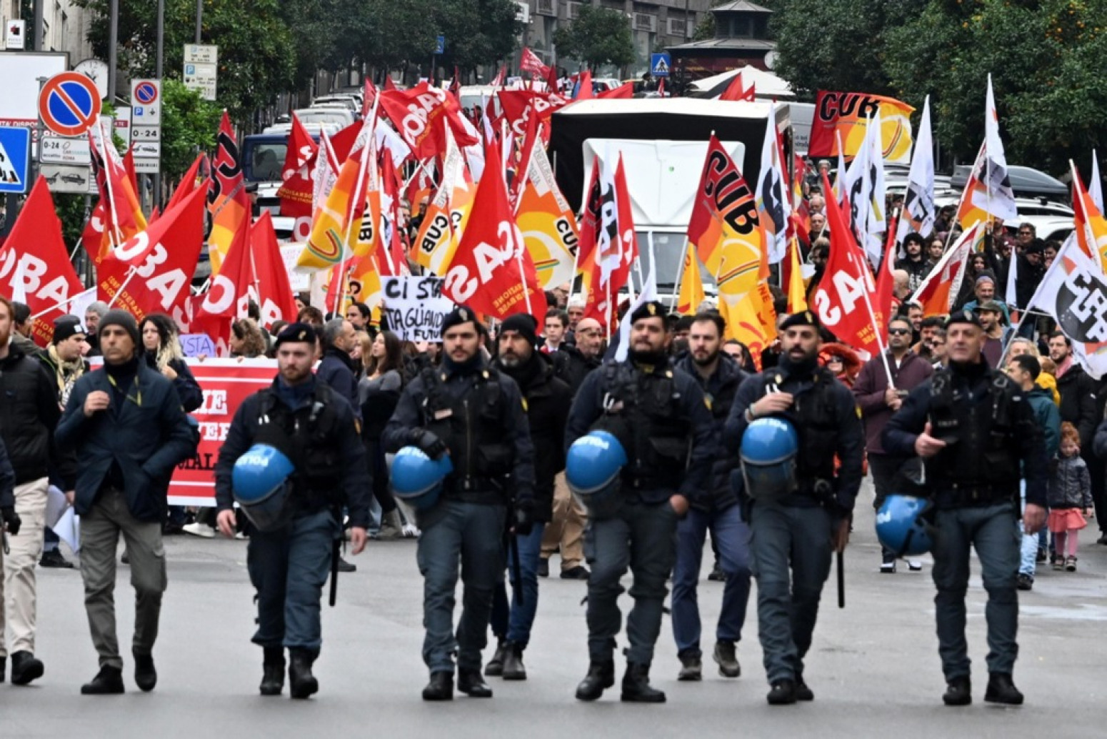 500.000 ljudi na ulicama: Hoće veće plate i penzije FOTO
