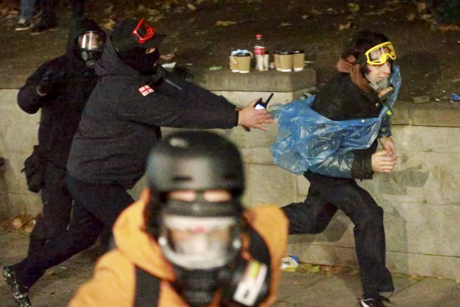 Ključa na ulicama Tbilisija: Vodeni topovi na ulicama, specijalci rasteruju demonstrante FOTO/VIDEO