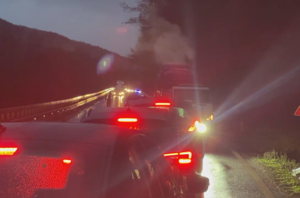 Stravičan udes; Otac i sin podleteli pod kamion, od siline udara sa oba vozila otpali točkovi FOTO/VIDEO