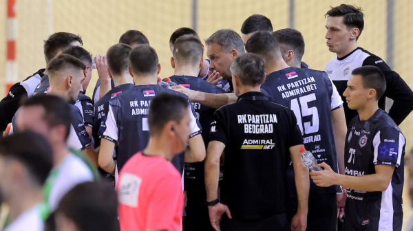 Haos na Banjici: "Grobari" bacili topovske udare, igrači AEK-a pobegli sa terena!