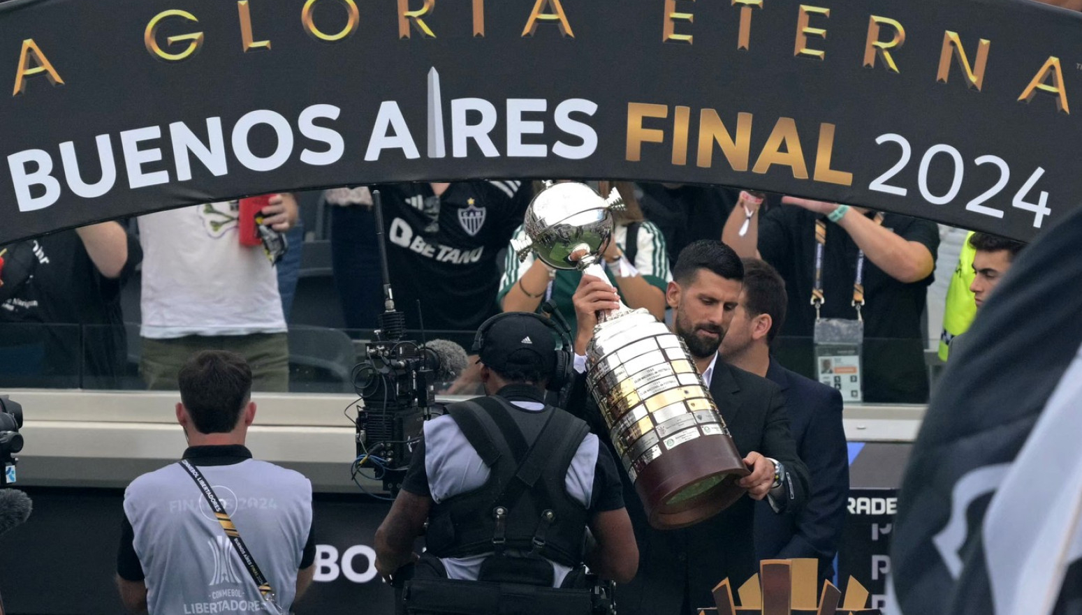 Kakva čast – Novak Đoković postavio trofej Kopa Libertadoresa VIDEO