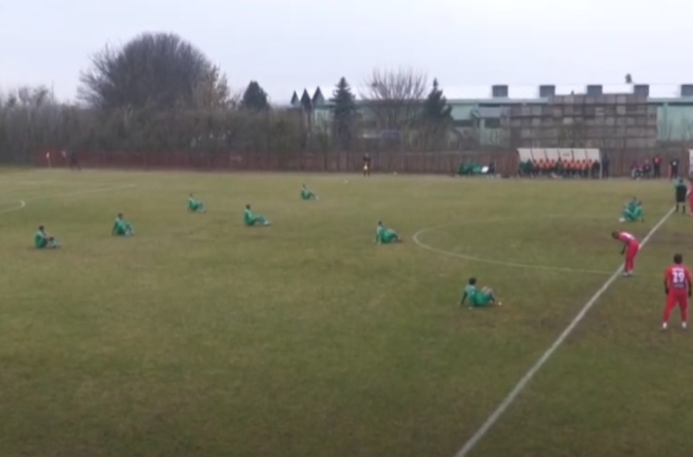 Meč počeo, igrači sede na terenu – fudbaleri Inđije ponovo poslali važnu poruku VIDEO