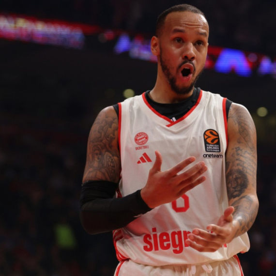 Šabaz Nejpir sa pola terena – za tri uz faul! VIDEO