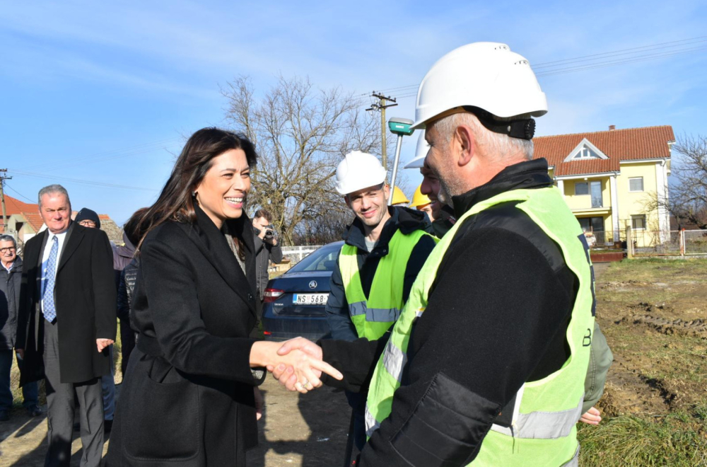 Vujović: Radimo na 78 kilometara nedostajuće kanalizacije u opštini Pećinci VIDEO