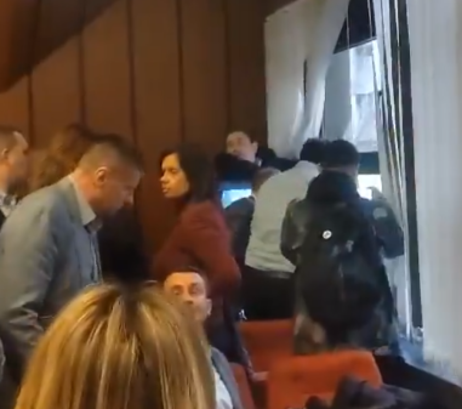Pristalice opozicije razvaljuju vrata novosadske Skupštine; Nasrću na policiju; VIDEO/FOTO