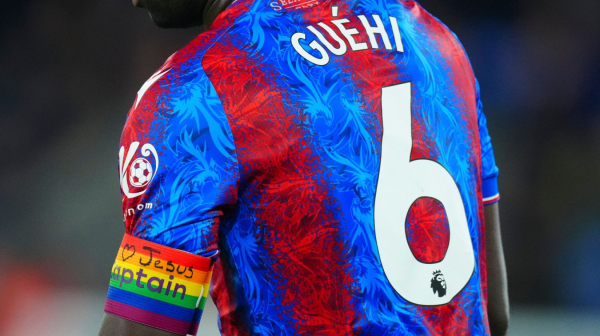 Premijerligaški kapiten poslao poruku preko trake duginih boja – izbegao tužbu FOTO