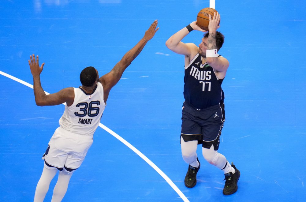 Dabl-dabl Dončića anulirao lošu partiju Irvinga – Maveriksi srušili Grizlise VIDEO