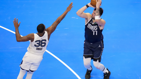 Dabl-dabl Dončića anulirao lošu partiju Irvinga – Maveriksi srušili Grizlise VIDEO