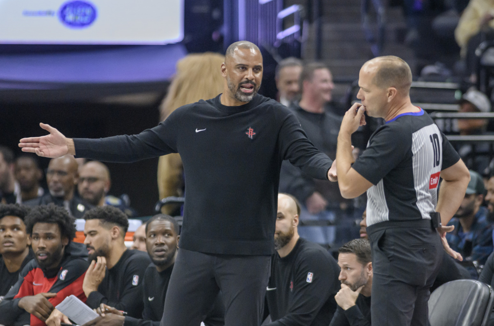 Trener Hjustona se zaleteo na sudiju, pa izvukao "deblji kraj" VIDEO