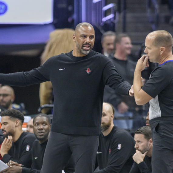 Trener Hjustona se zaleteo na sudiju, pa izvukao "deblji kraj" VIDEO