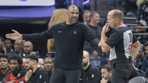 Trener Hjustona se zaleteo na sudiju, pa izvukao "deblji kraj" VIDEO