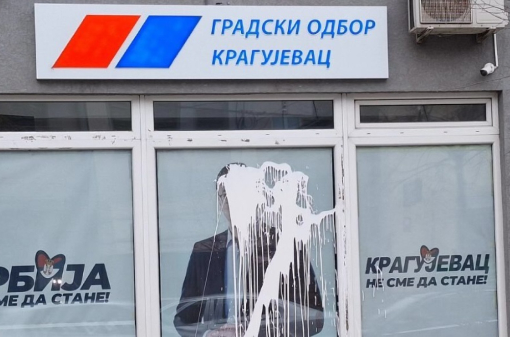 Vandali ruinirali prostorije SNS-a u Kragujevcu: "Ovakvi postupci nas samo jačaju"