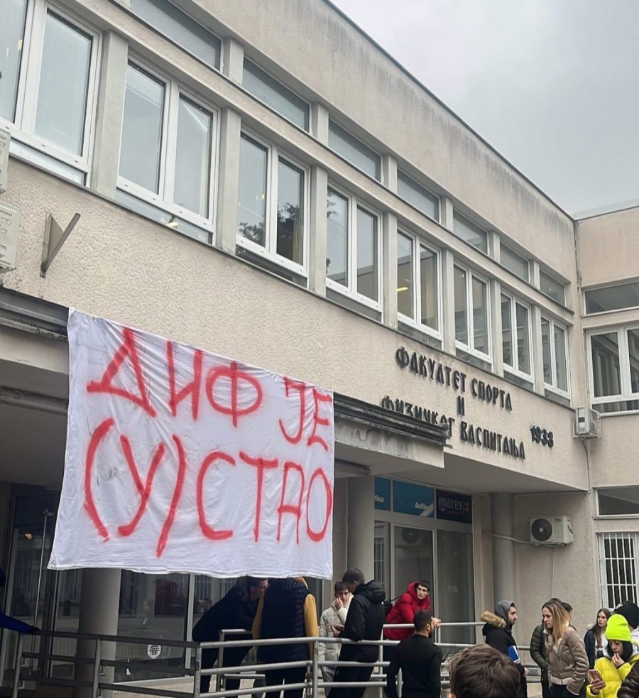 Novi skandal pristalica Dragana Đilasa: Istakli slovo U i time se ponose FOTO