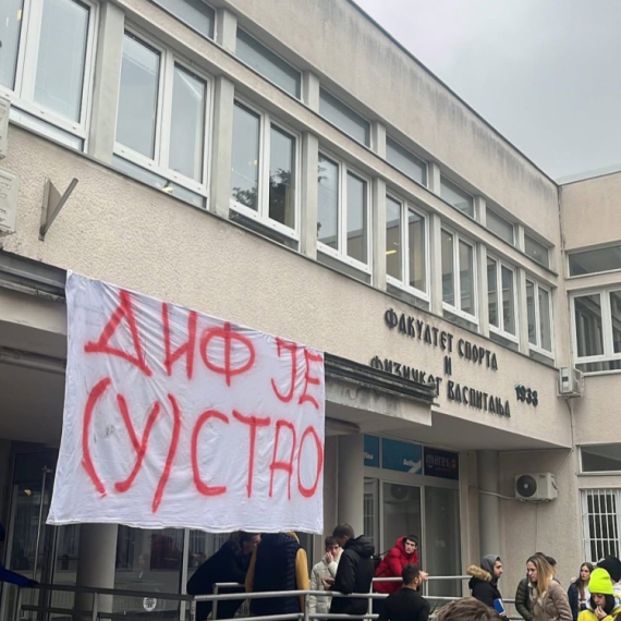 Studenti sa američkom NVO na brifingu: Deli instrukcije za aktivnosti na "blokadama" fakulteta FOTO