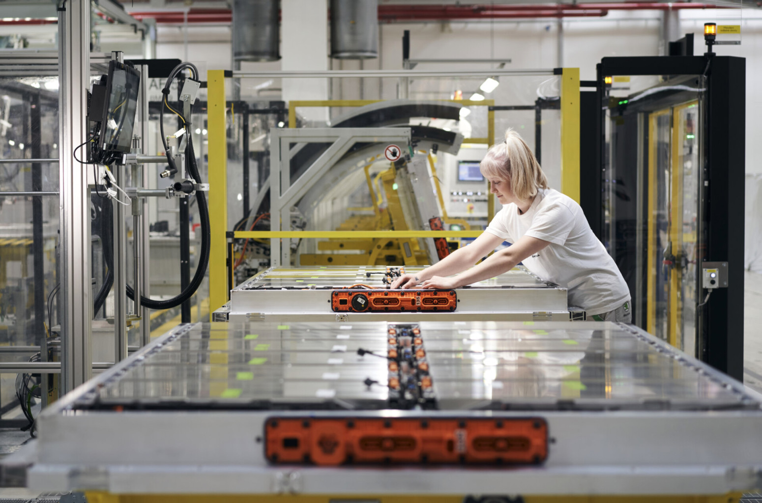 https://www.b92.net/data/images/2024-12-04/88074_skoda-auto-produces-one-millionth-battery-system-for-volkswagen-group-vehicles-2-be1fcab0-1920x1268_orig.jpg