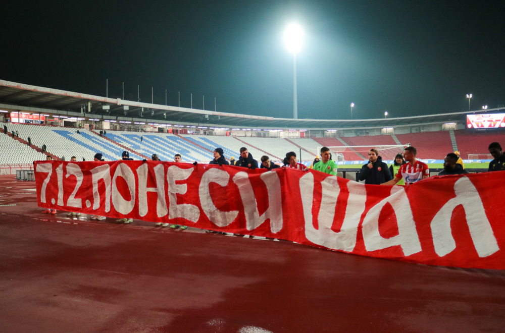 Fudbaleri Crvene zvezde razvili transparent: Dođi, ponesi šal