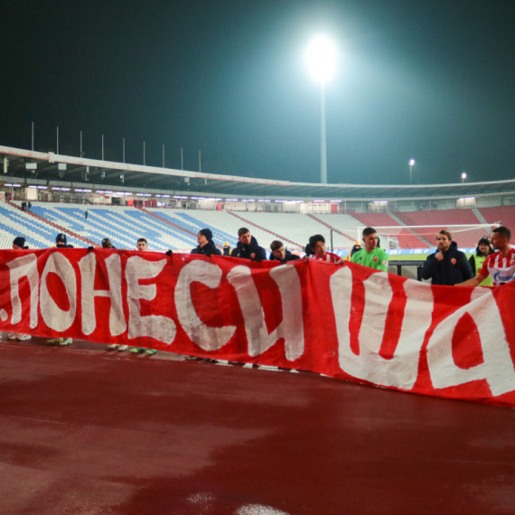Fudbaleri Crvene zvezde razvili transparent: Dođi, ponesi šal